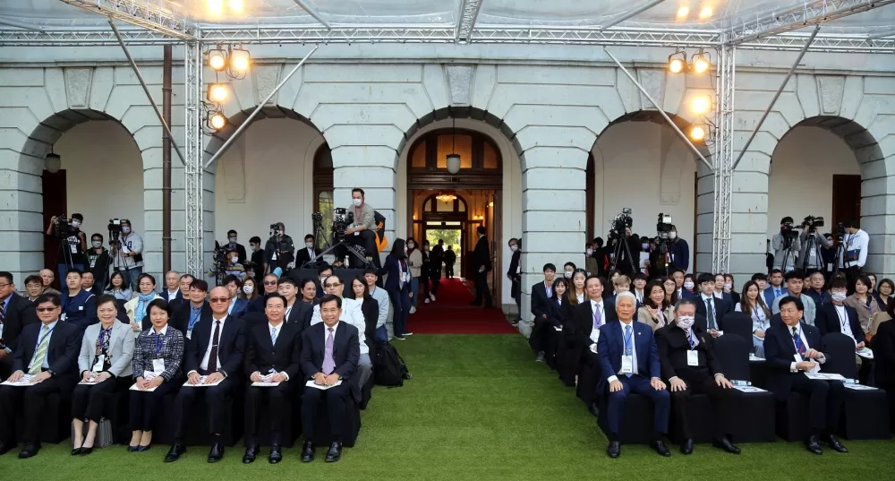 110年度國光體育獎章暨運動科學研究獎勵頒獎典禮全體大合照。