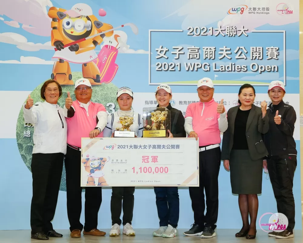 貴賓和優勝選手合影。