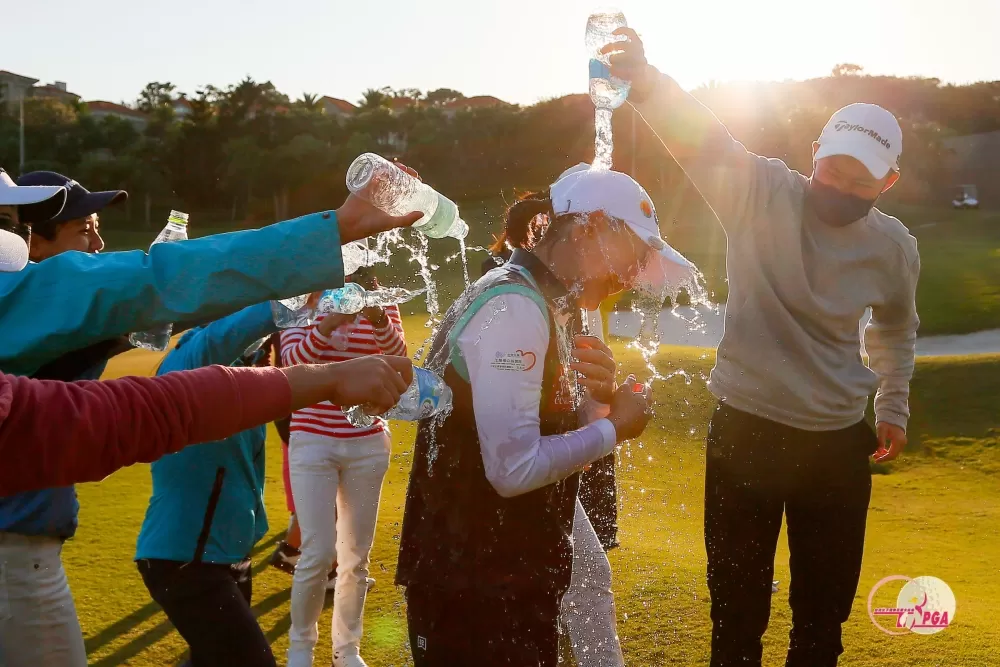 李旻奪冠後好友們紛紛上前潑水慶賀。TLPGA提供_葉勇宏攝影。下同。