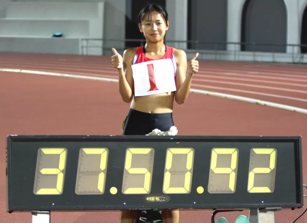 治平高中「山羌」徐苡絜第一次比一萬便破大會。林嘉欣／攝影。