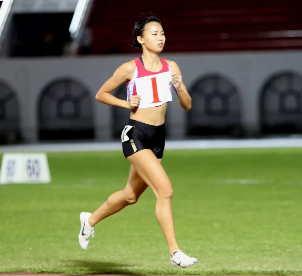 治平高中「山羌」徐苡絜第一次比一萬便破大會。林嘉欣／攝影。