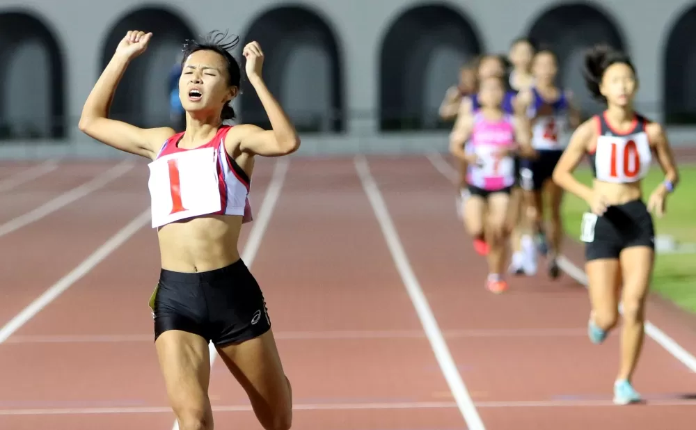 治平高中徐苡絜（前）第一次比一萬便破大會。林嘉欣／攝影。