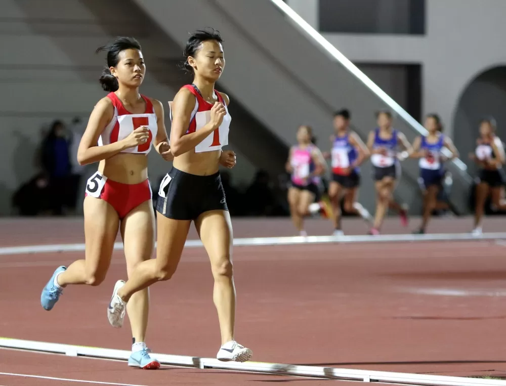 治平高中「山羌」徐苡絜第一次比一萬便破大會。林嘉欣／攝影。