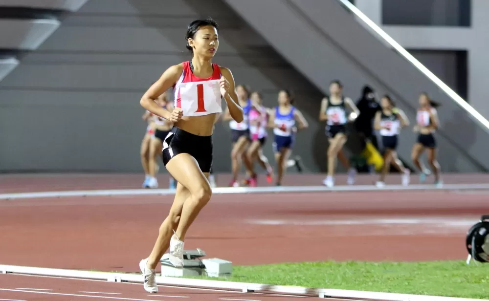 治平高中「山羌」徐苡絜（前）第一次比一萬便破大會。林嘉欣／攝影。