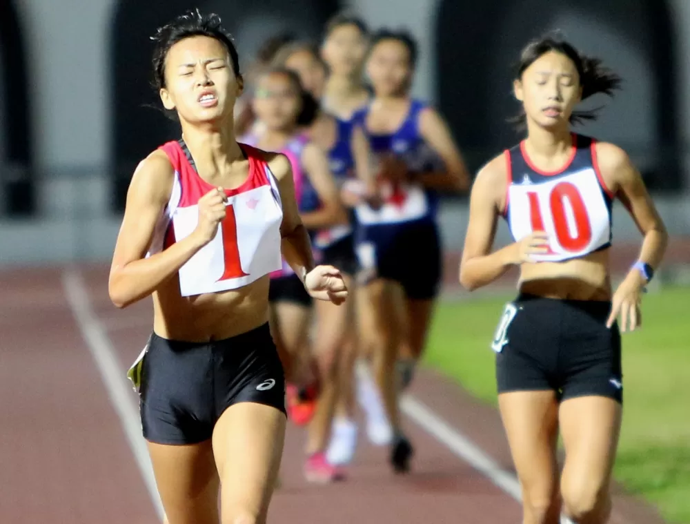 治平高中「山羌」徐苡絜第一次比一萬便破大會。林嘉欣／攝影。