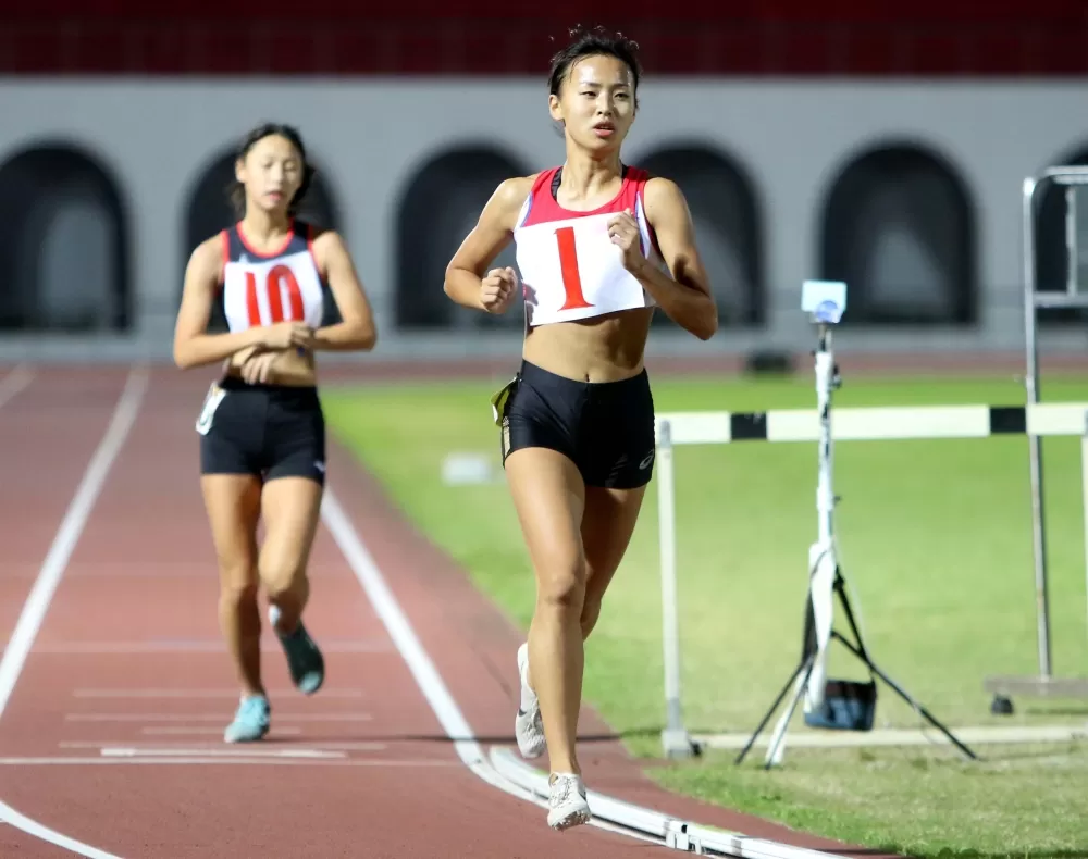 治平高中「山羌」徐苡絜第一次比一萬便破大會。林嘉欣／攝影。