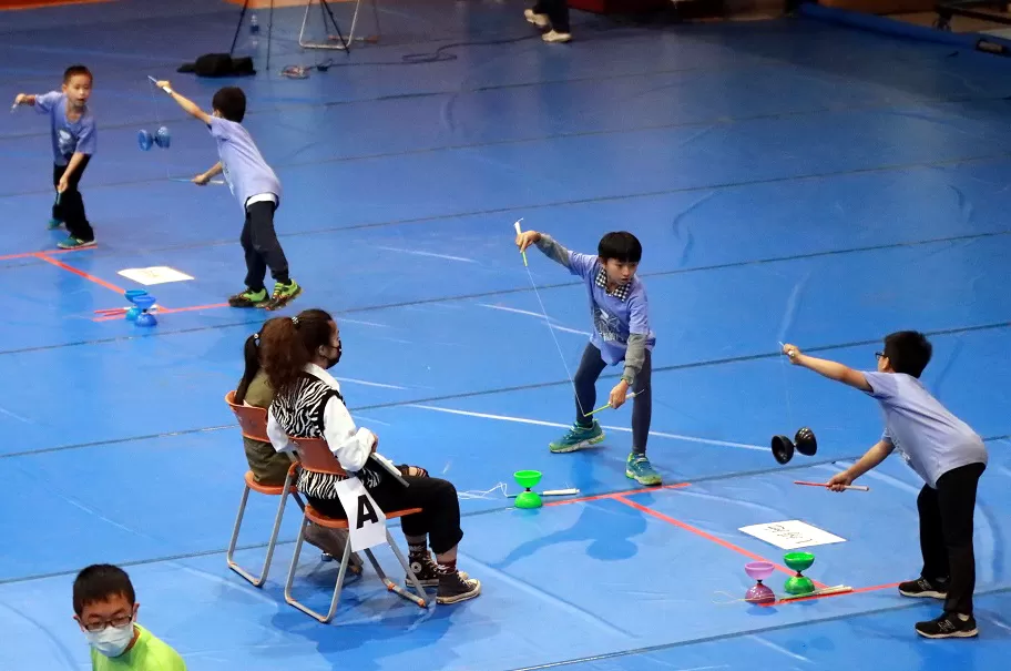 競速團體賽,一隊分成兩組,各有裁判計算成績。