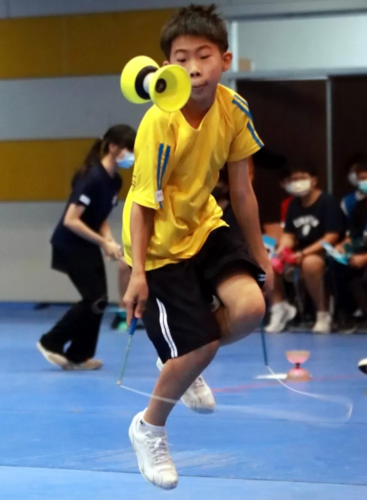 維真國中謝丞凱拋鈴跳繩突破100下,國中組最佳成績。