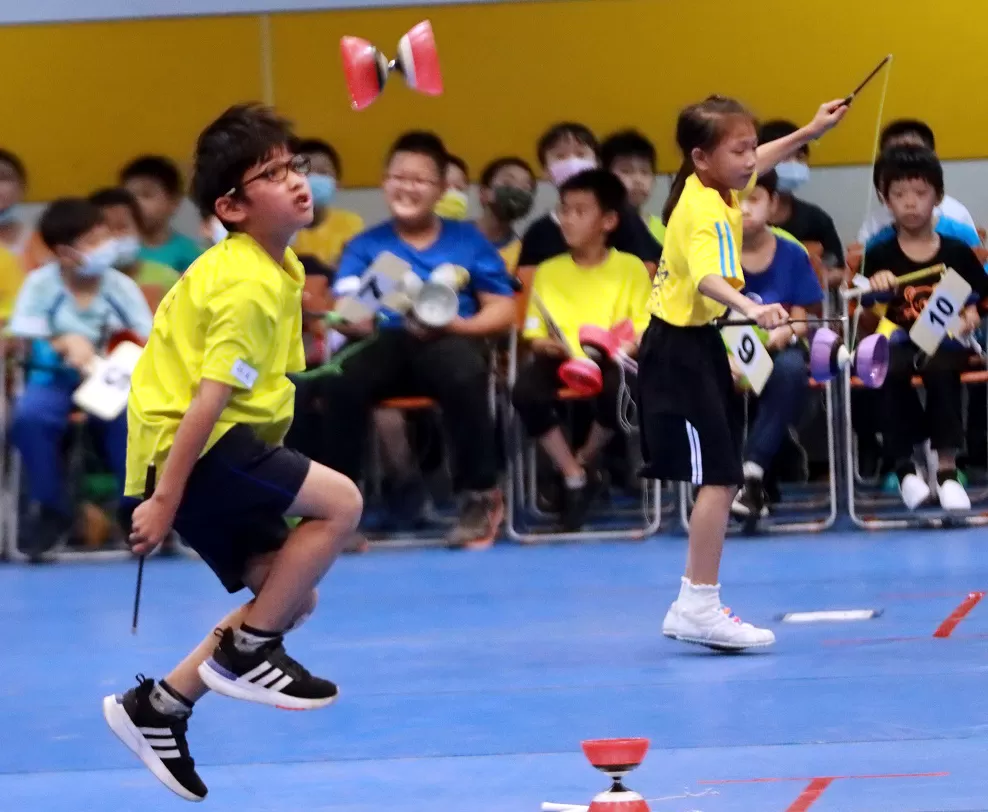 拋鈴跳繩賽要兼顧扯鈴和跳繩,非常辛苦。