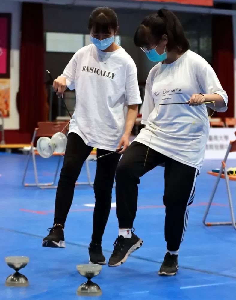 金門高中蔡睿珊(右)和邱慧文兩人合力突破112次佳績。