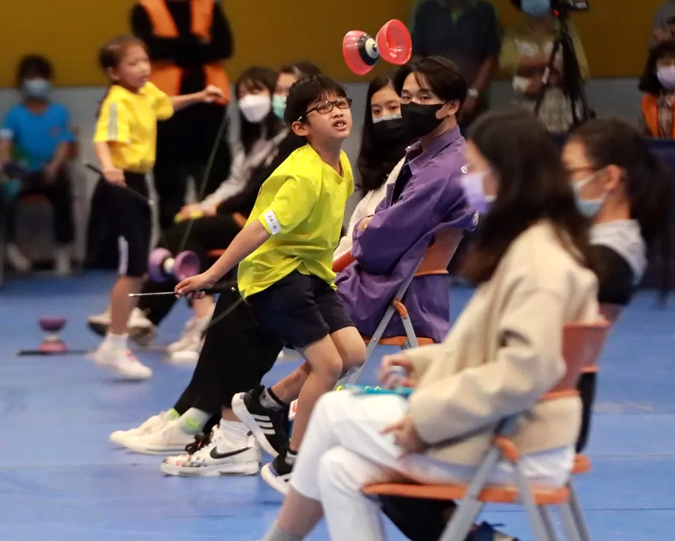 離心力作用,使得選手和裁判已成一直線。