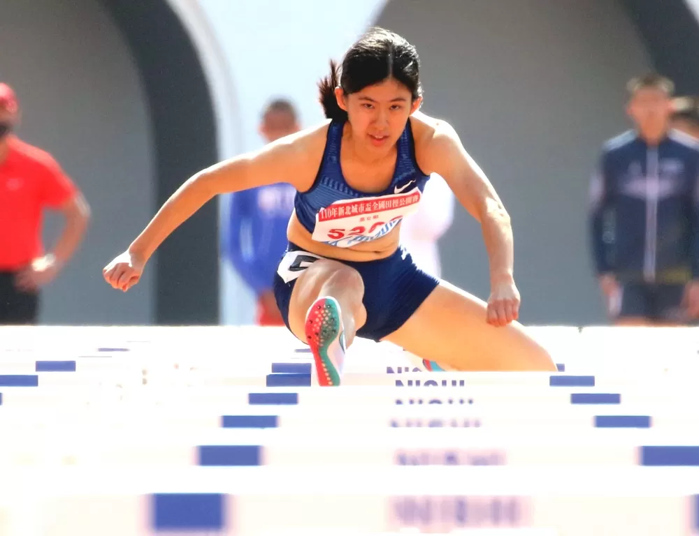 高女100公尺跨欄決賽新民高中許樂以14.02封后。林嘉欣/攝影。