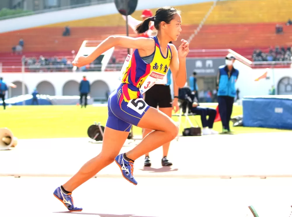 金城國中吳芷儀在國女400公尺預、決賽兩度破大會。林嘉欣／攝影。