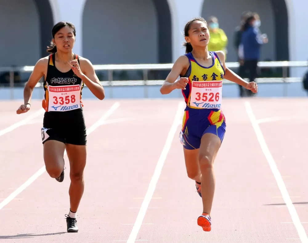 金城國中吳芷儀在國女400公尺預、決賽兩度破大會。林嘉欣／攝影。