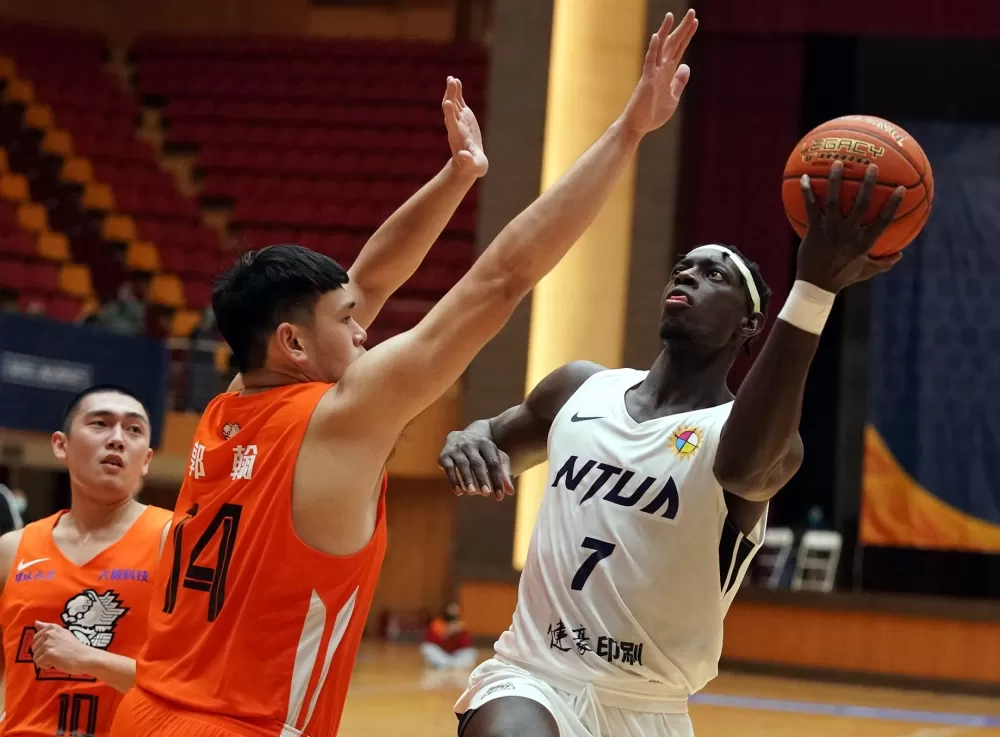 臺灣藝大阿拉薩26分15籃板。大會提供。下同。