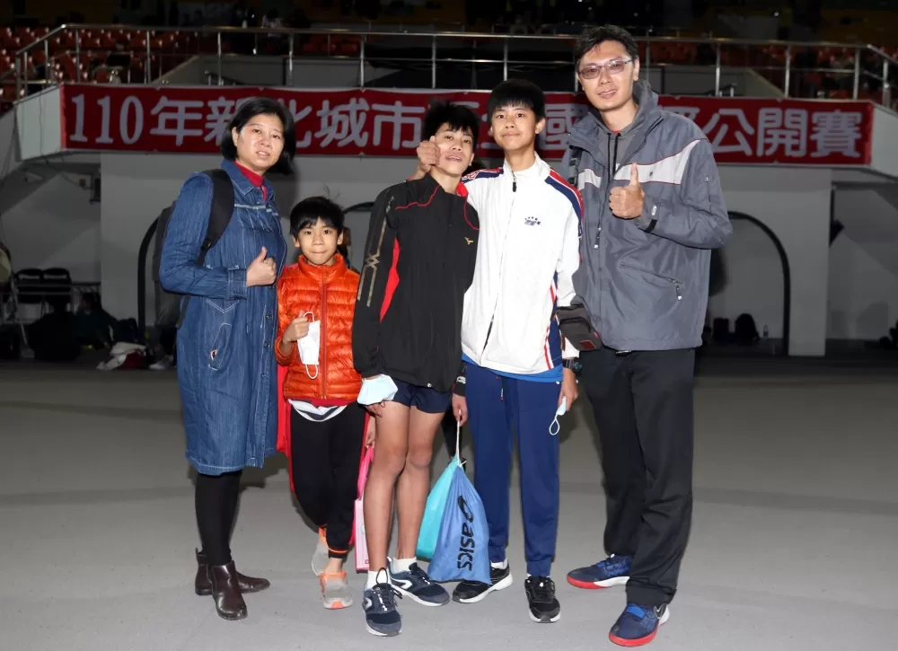 黃凱倫(左三)和哥哥黃德倫(右二)感情超好。林嘉欣/攝影。