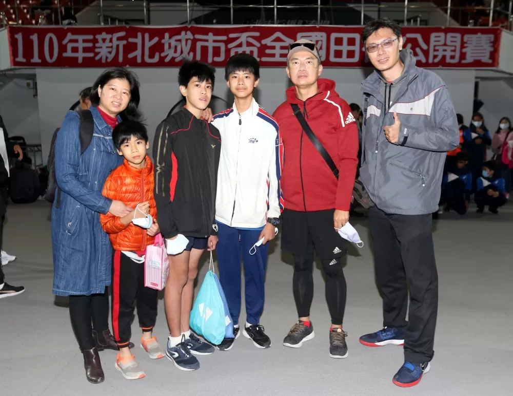 黃凱倫(左三)和家人及教練。林嘉欣/攝影。