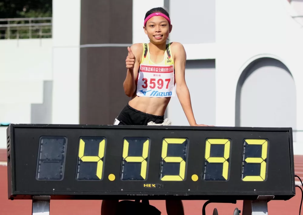 宜蘭縣壯圍國中陳潔安,在國女1500公尺破大會。林嘉欣/攝影。