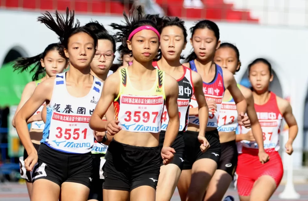 宜蘭縣壯圍國中陳潔安,在國女1500公尺破大會。林嘉欣/攝影。
