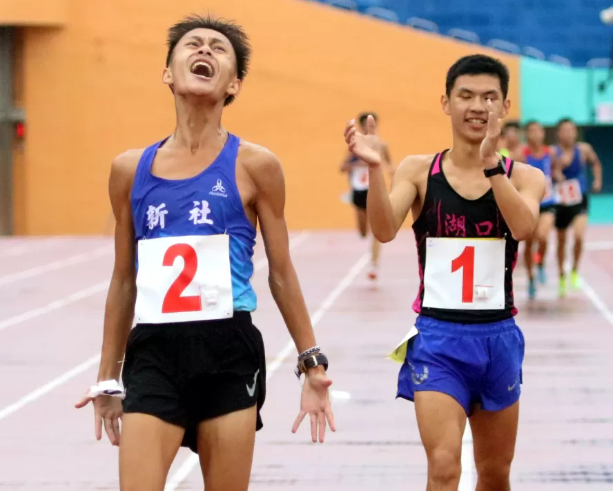 全中錦5000公尺決賽，田睿祥後來居上，奪銀的徐立紘（右）滿心歡喜替他拍手。林嘉欣／攝影。