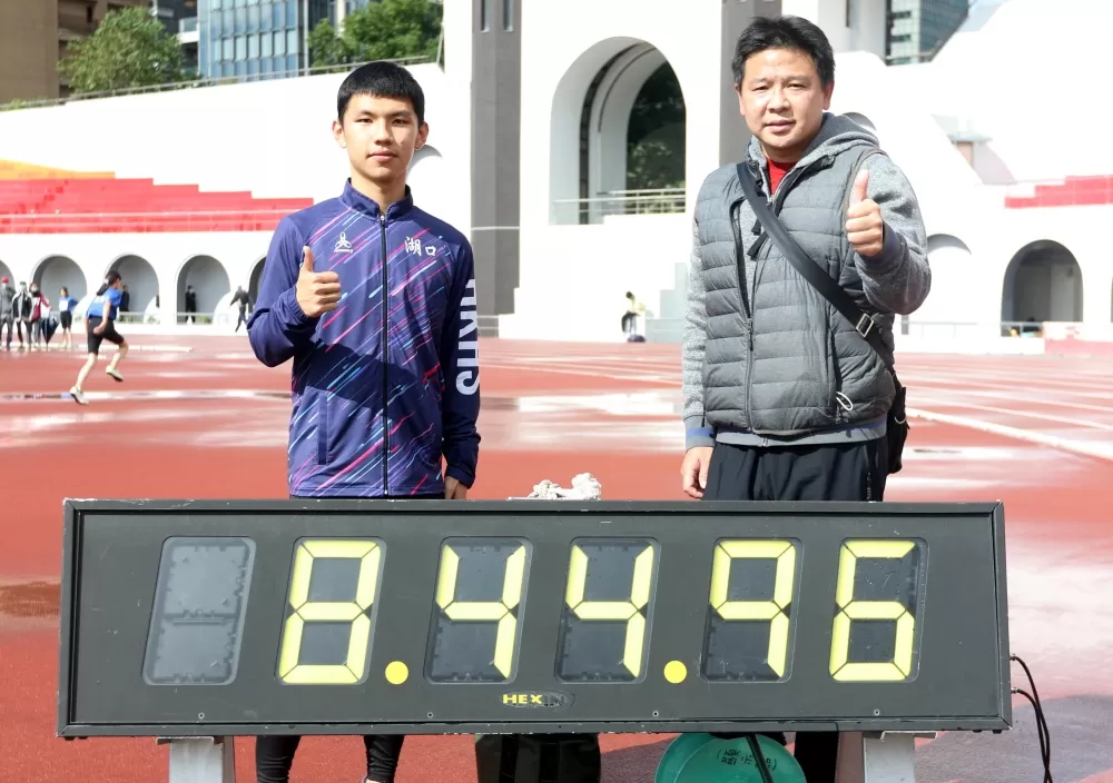 湖口高中徐立紘（左）和教練。林嘉欣／攝影。