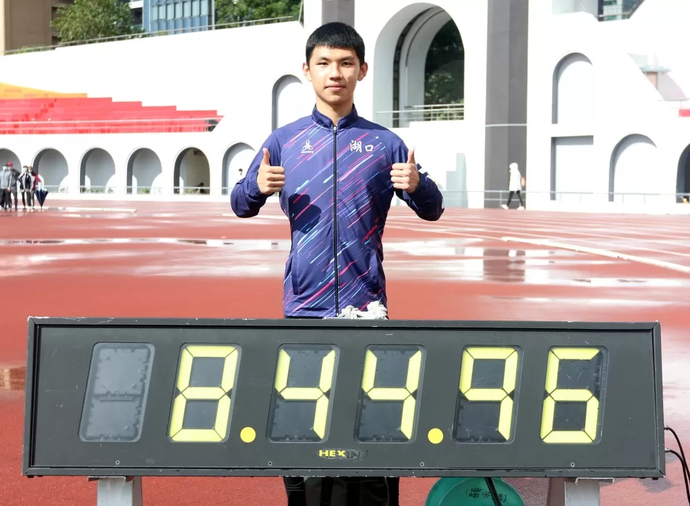 湖口高中「熊」徐立紘以8:44.96打破男子3000公尺U18全國紀錄。林嘉欣／攝影。