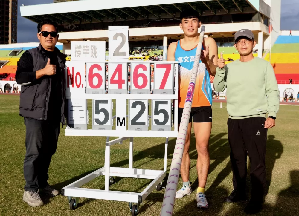 林琮憲感謝國中教練黃榮男(右)和現任教練吳建國(左)。林嘉欣/攝影。