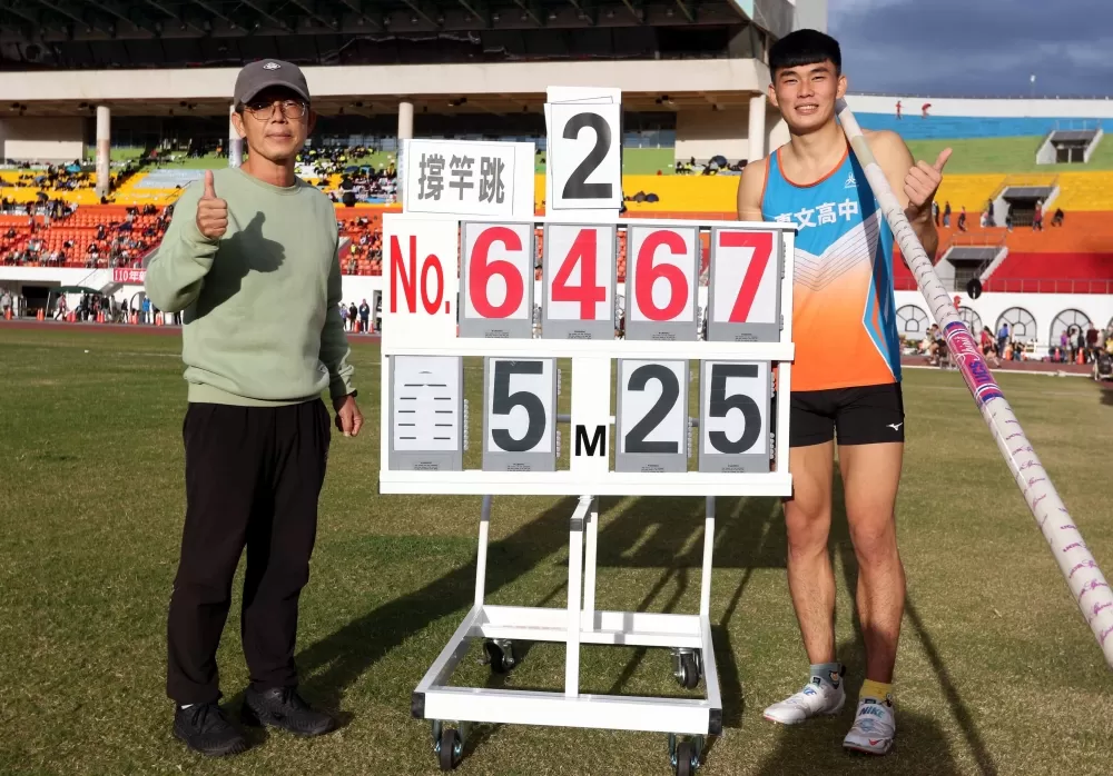 林琮憲(右)感謝國中教練黃榮男(左)的贈竿情。林嘉欣/攝影。
