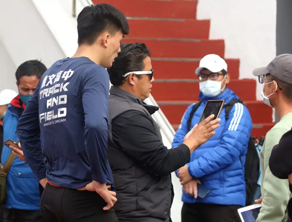 教練吳建國透過影片幫林琮憲分析。林嘉欣/攝影。