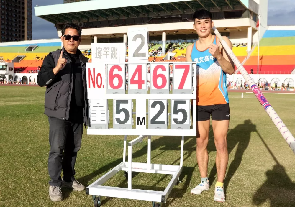 林琮憲和教練吳建國。林嘉欣/攝影。