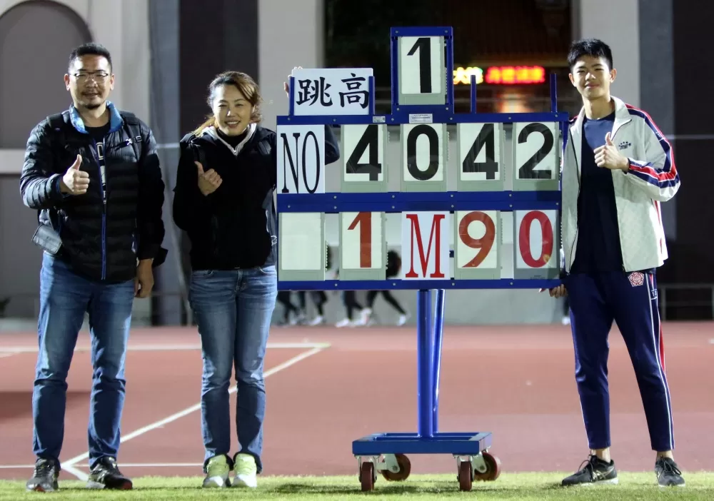 陳柏諺和雙親。林嘉欣／攝影。