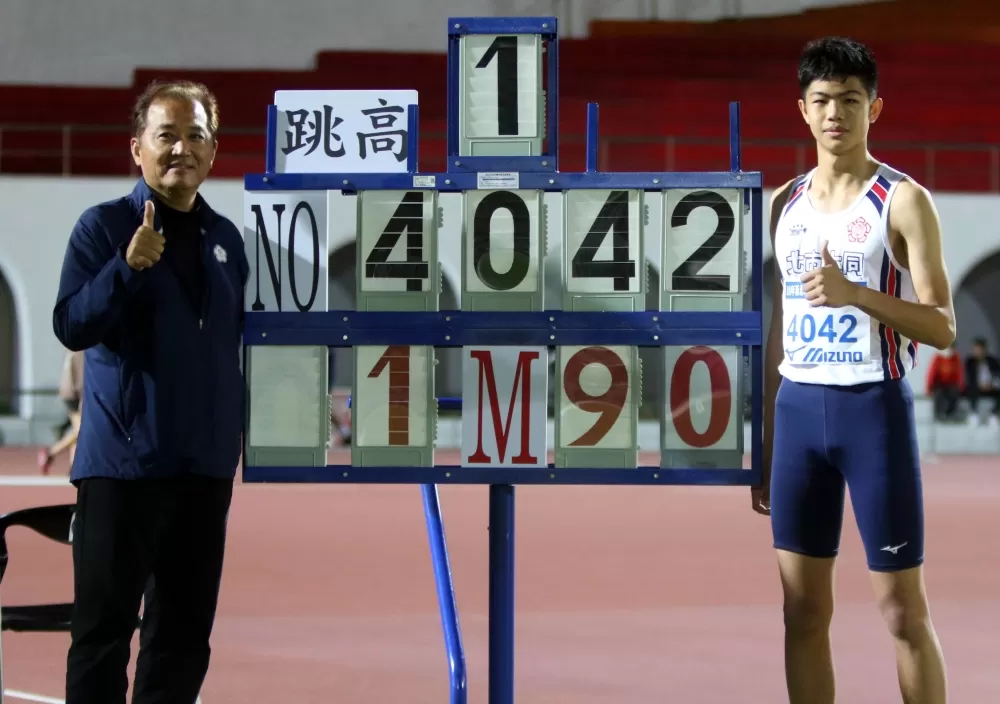 陳柏諺以1.90打破懸4年的國男跳高大會紀錄後，和教練邱為榮合影。林嘉欣／攝影。