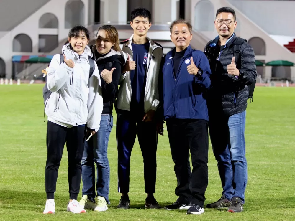 陳柏諺和家人及教練合影。林嘉欣／攝影。
