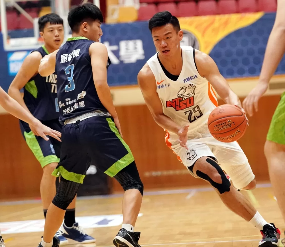 國立體大韓杰諭23分8籃板。