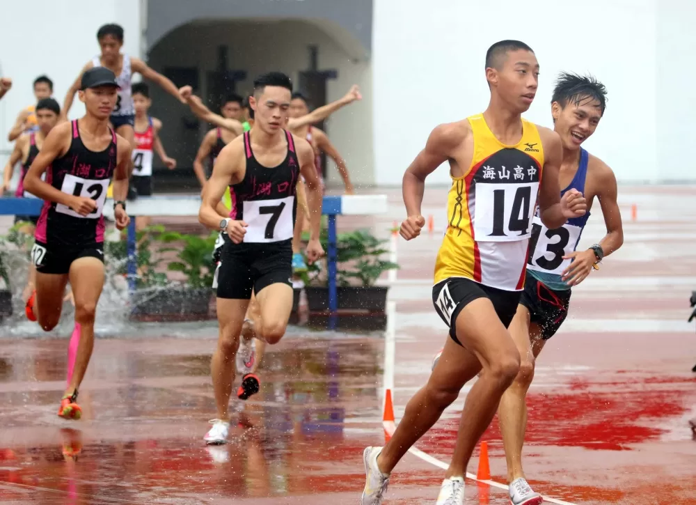 湖口高中葉享朋(7號)打破U18全國紀錄。林嘉欣/攝影。