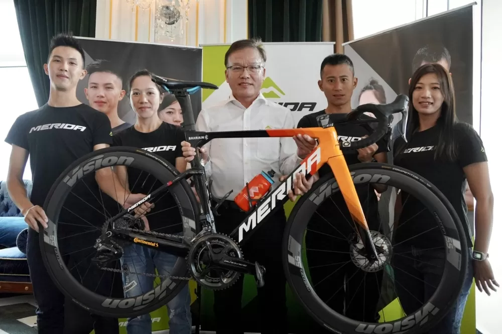 美利達自行車鄭文祥副總(中)集結台灣四位頂尖選手杜志濠(左1)、蕭美玉(左2)、馮俊凱(右2)和黃亭茵(右1)宣佈台灣又一位好手旅歐。