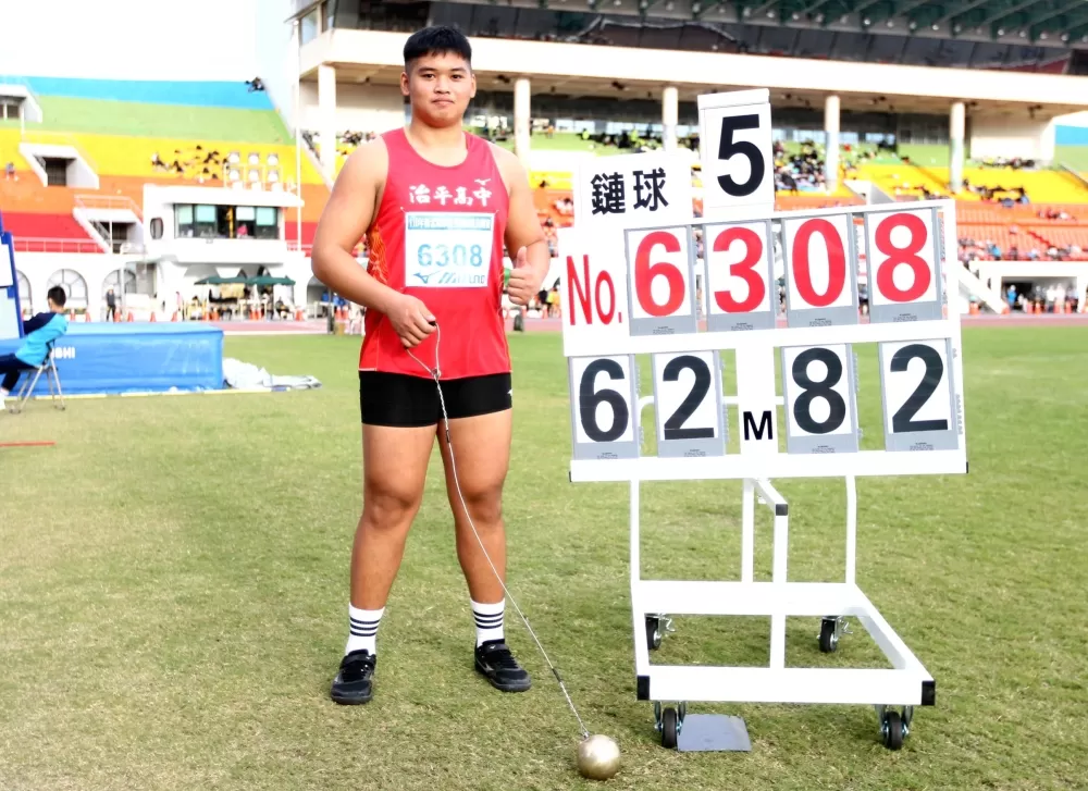 治平高中王世杰在高男鏈球破大會。林嘉欣／攝影。