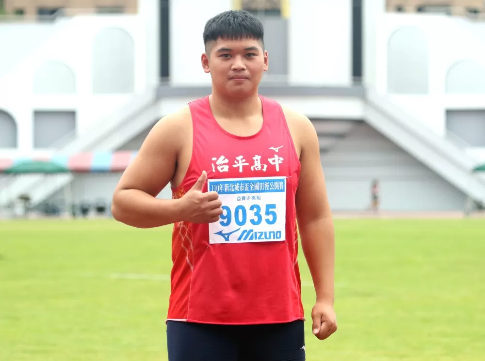 治平高中王世杰在男子鏈球達標亞青少。林嘉欣／攝影。