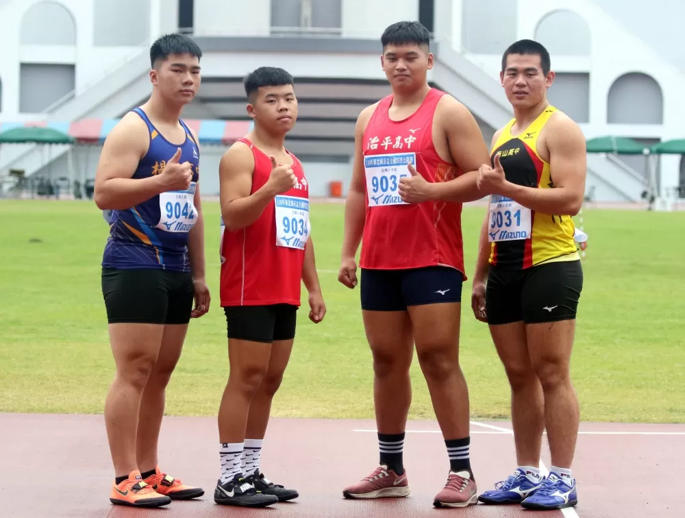 治平高中王世杰（右二）在男子鏈球達標亞青少。林嘉欣／攝影。