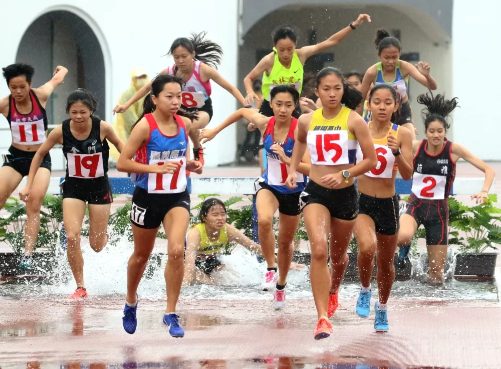 嘉義高工鄔心語（17號）7:16.53奪金達標亞青少。林嘉欣／攝影。