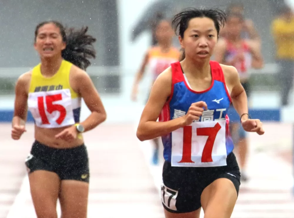 嘉義高工鄔心語（17號）7:16.53奪金達標亞青少。林嘉欣／攝影。