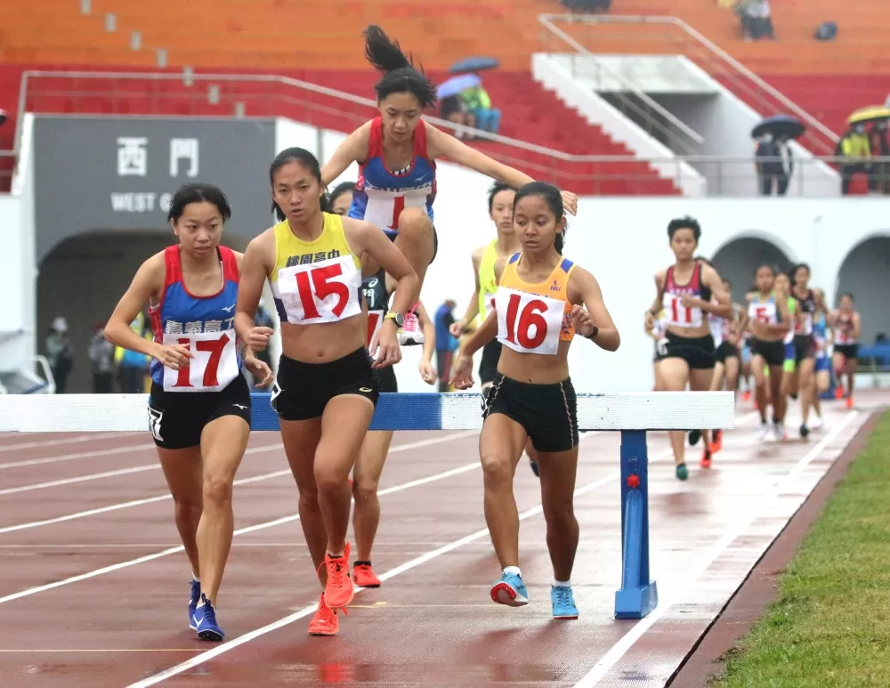 嘉義高工鄔心語（17號）7:16.53奪金達標亞青少。林嘉欣／攝影。