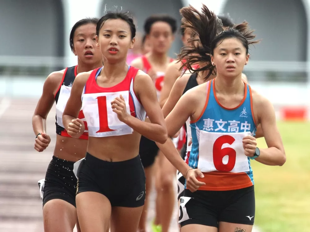 治平高中徐苡絜(1號)兩破大會奪雙金。林嘉欣/攝影。