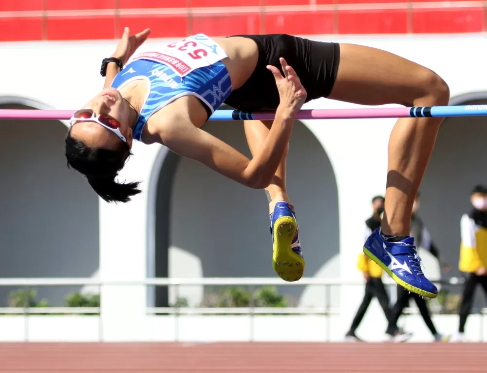 馬公高中歐旻珩在跳高和七項全能都奪金。林嘉欣/攝影。