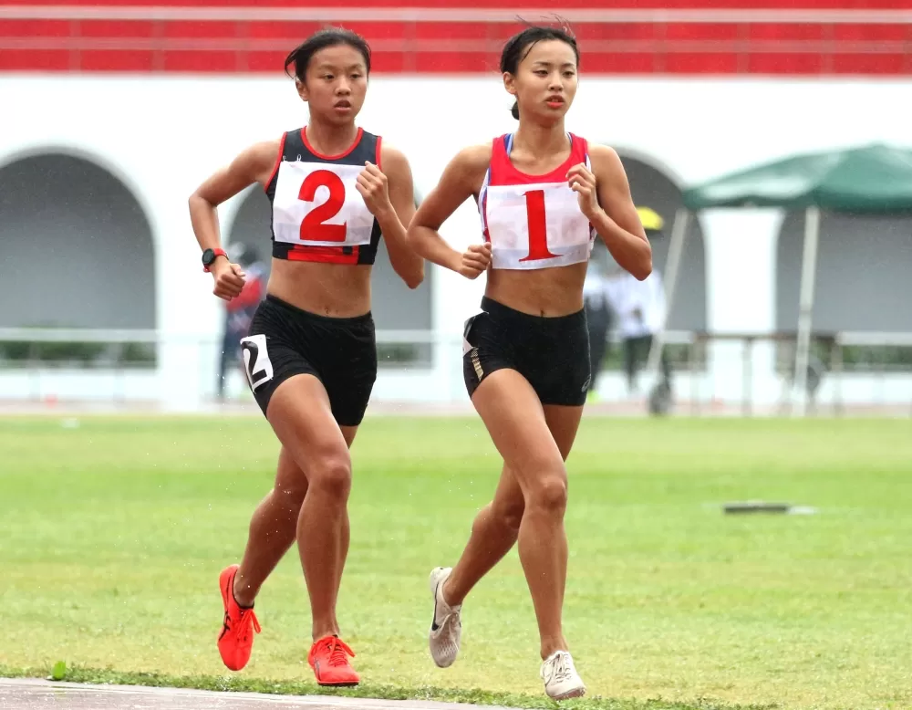 治平高中徐苡絜(前)和基隆女中「小跑車」劉欣慧都破大會。林嘉欣/攝影。