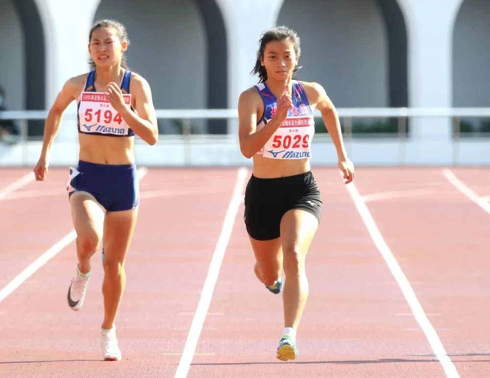 北市大同高中呂佳穎(右)200、400和千六接都奪金。林嘉欣/攝影。