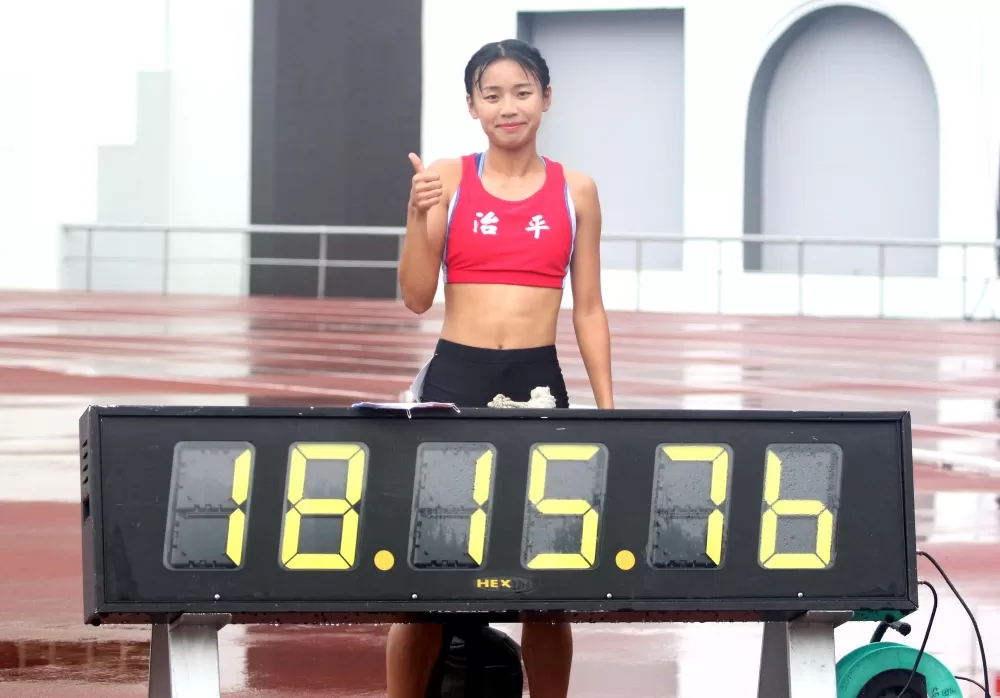 治平高中徐苡絜兩破大會奪雙金。林嘉欣/攝影。