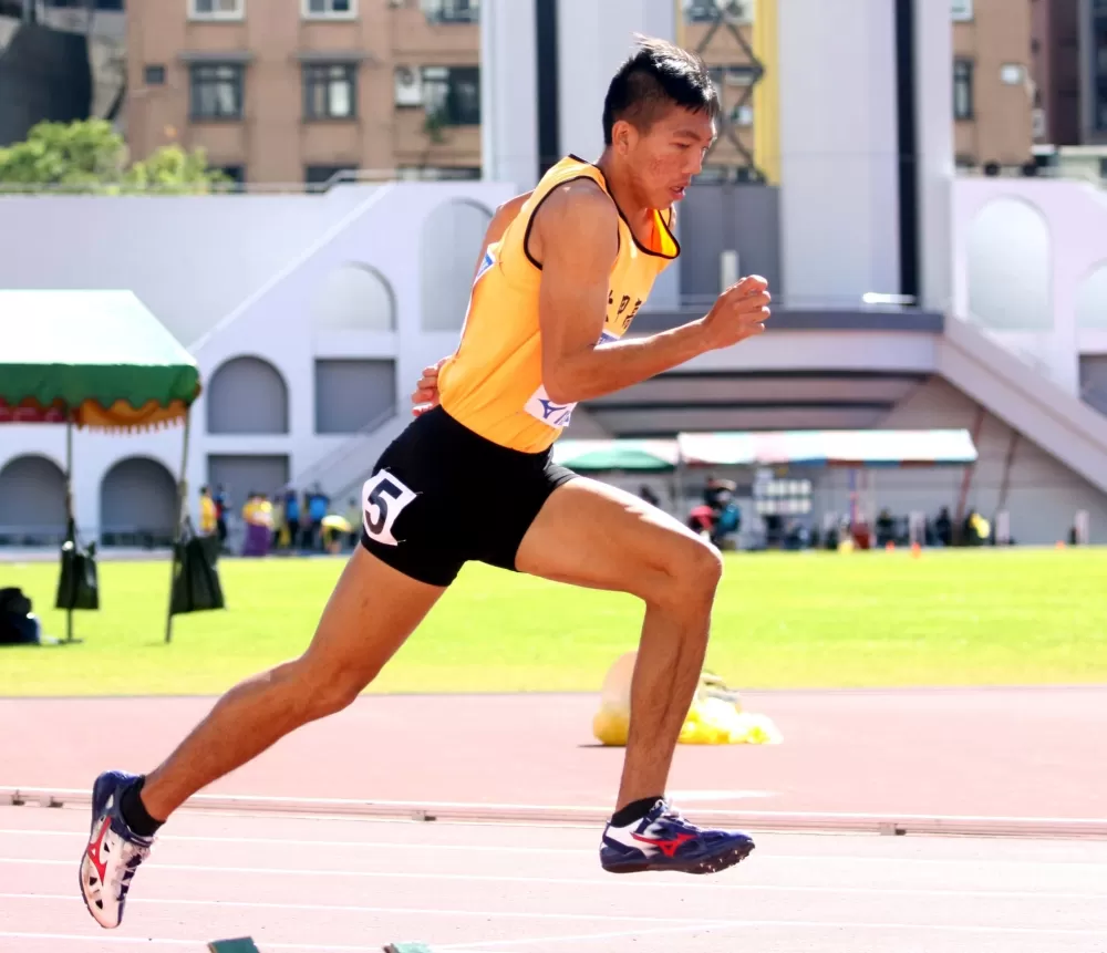 大甲高中林仲威400公尺跨欄破大會拿雙金。林嘉欣／攝影。