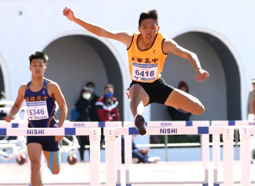 大甲高中林仲威（前）400公尺跨欄破大會拿雙金。林嘉欣／攝影。