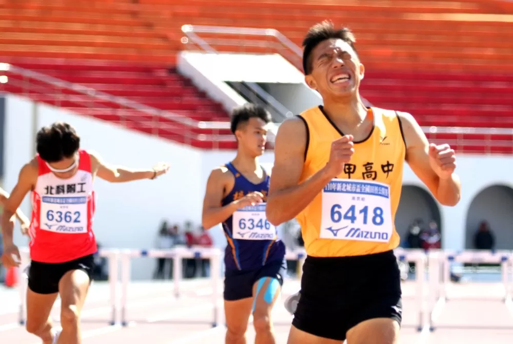 大甲高中林仲威（前）400公尺跨欄破大會拿雙金。林嘉欣／攝影。